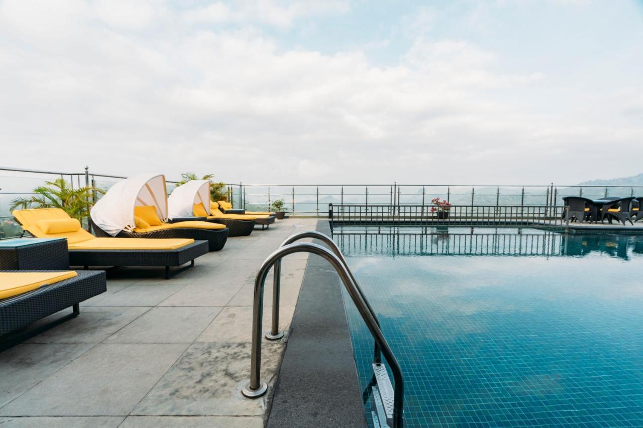 Hotel The Panoramic Getaway à Munnar Extérieur photo Rooftop pool at the hotel