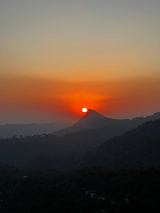 Hotel The Panoramic Getaway à Munnar Extérieur photo Sunset over Mount Apo