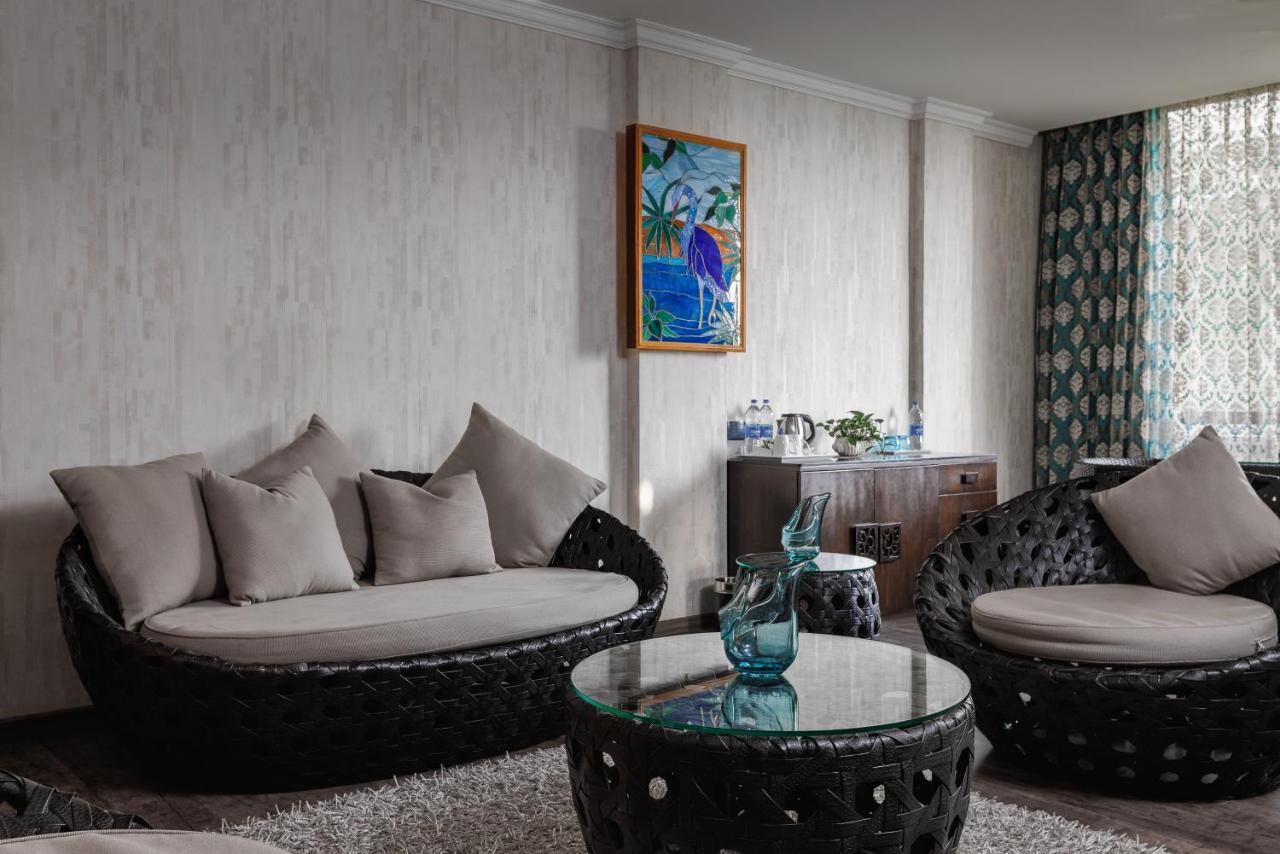 Hotel The Panoramic Getaway à Munnar Extérieur photo A living room with a sofa and a coffee table