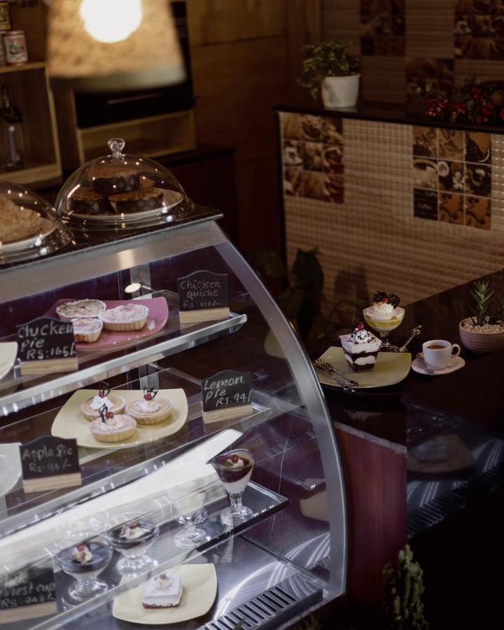 Hotel The Panoramic Getaway à Munnar Extérieur photo A pastry display case