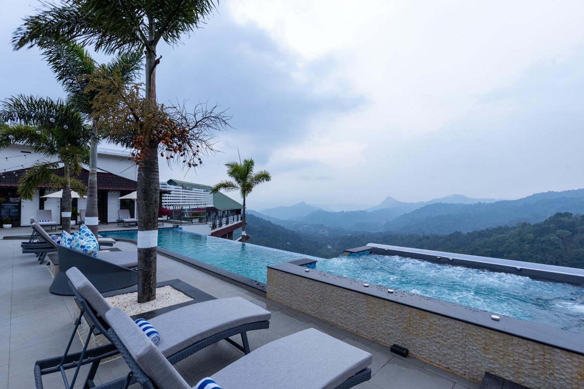 Hotel The Panoramic Getaway à Munnar Extérieur photo The swimming pool at the resort