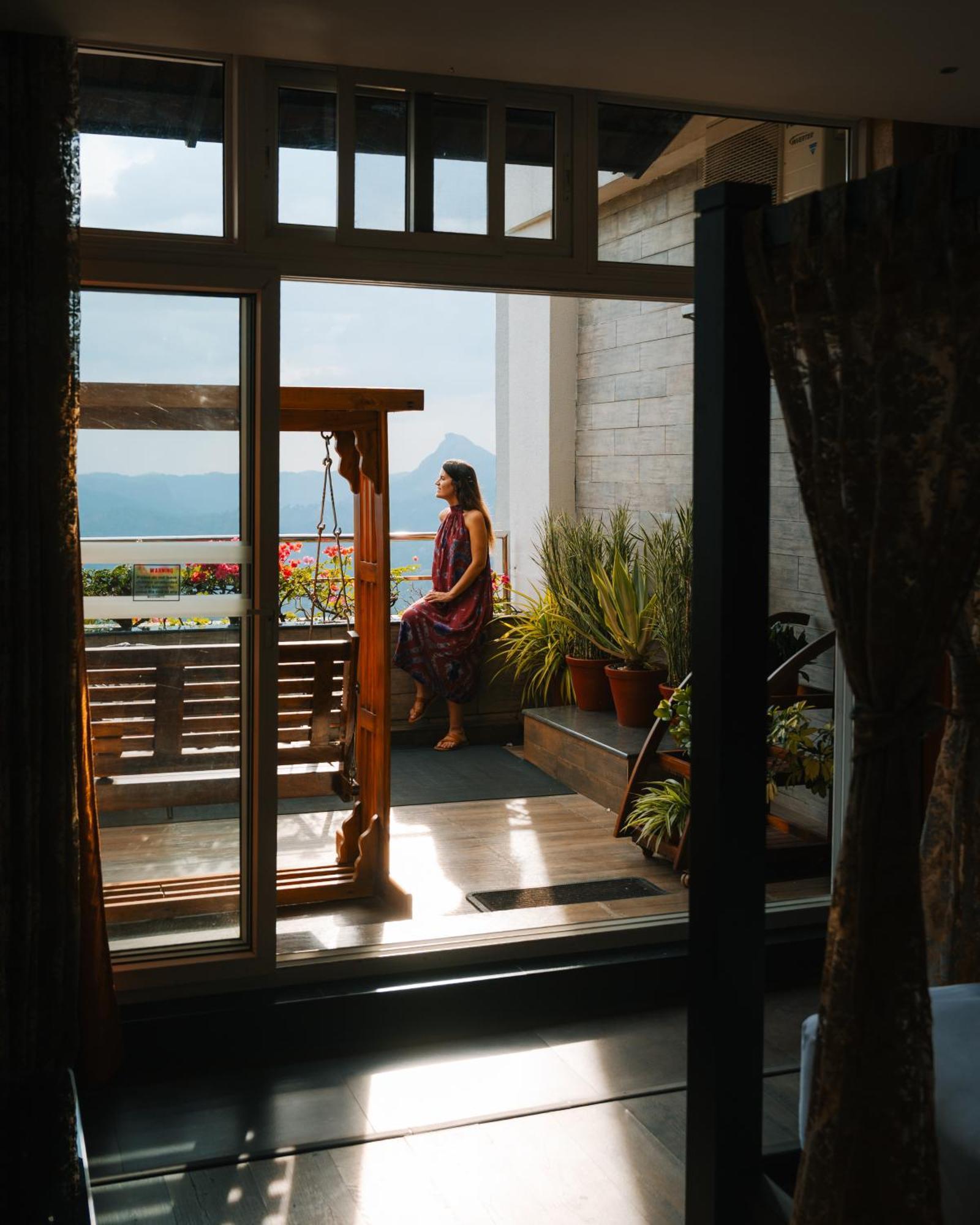 Hotel The Panoramic Getaway à Munnar Extérieur photo A woman on a balcony