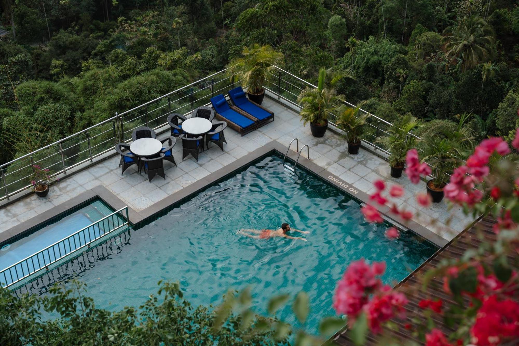 Hotel The Panoramic Getaway à Munnar Extérieur photo The swimming pool at the hotel