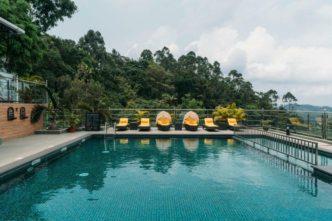 Hotel The Panoramic Getaway à Munnar Extérieur photo The swimming pool at the resort