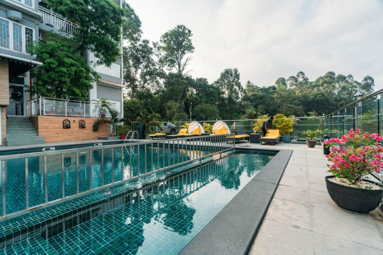 Hotel The Panoramic Getaway à Munnar Extérieur photo The swimming pool at the hotel